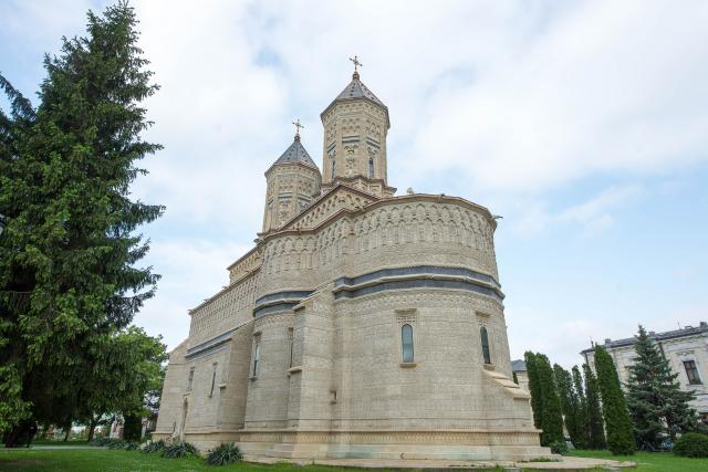 (Foto) 380 de ani de la sfinţirea bisericii Mănăstirii „Sfinţii Trei Ierarhiˮ din Iaşi