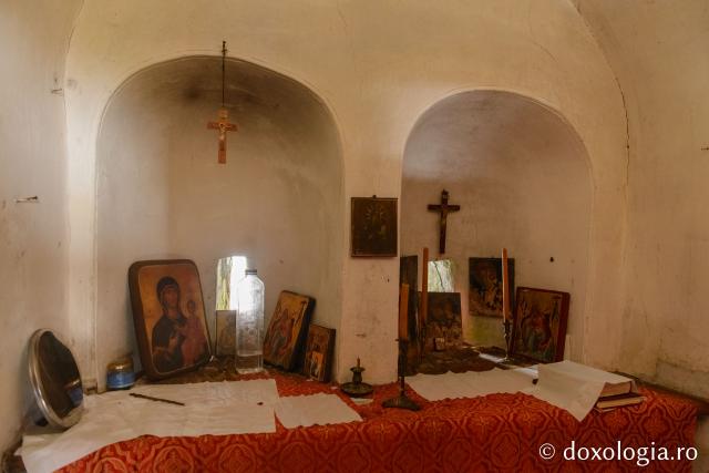 (Foto) Pelerin la Bisericuţa „Sfântul Ilie” de pe vârful Athonul Mic