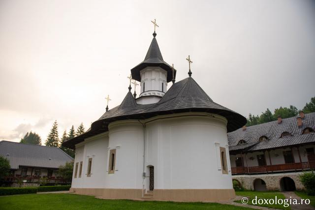 (Foto) Vizită la stupina Mănăstirii Sihăstria