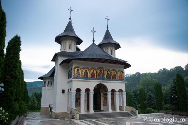(Foto) Vizită la stupina Mănăstirii Sihăstria