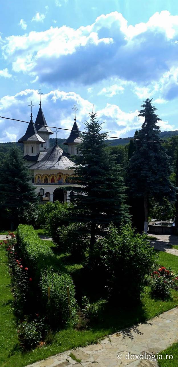 (Foto) Mănăstirea Sihăstria de ziua Sfinților Apostoli Petru și Pavel