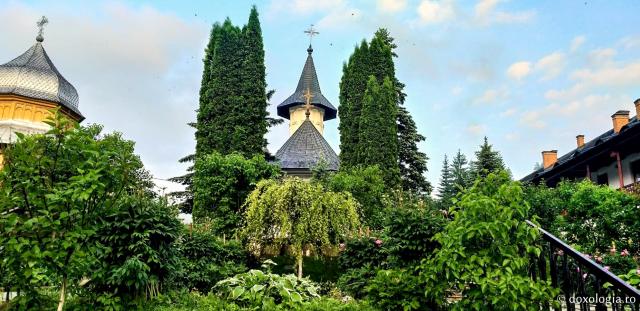 (Foto) Început de iunie la Mănăstirea Sihăstria