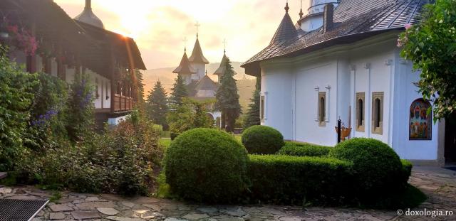 (Foto) Început de iunie la Mănăstirea Sihăstria