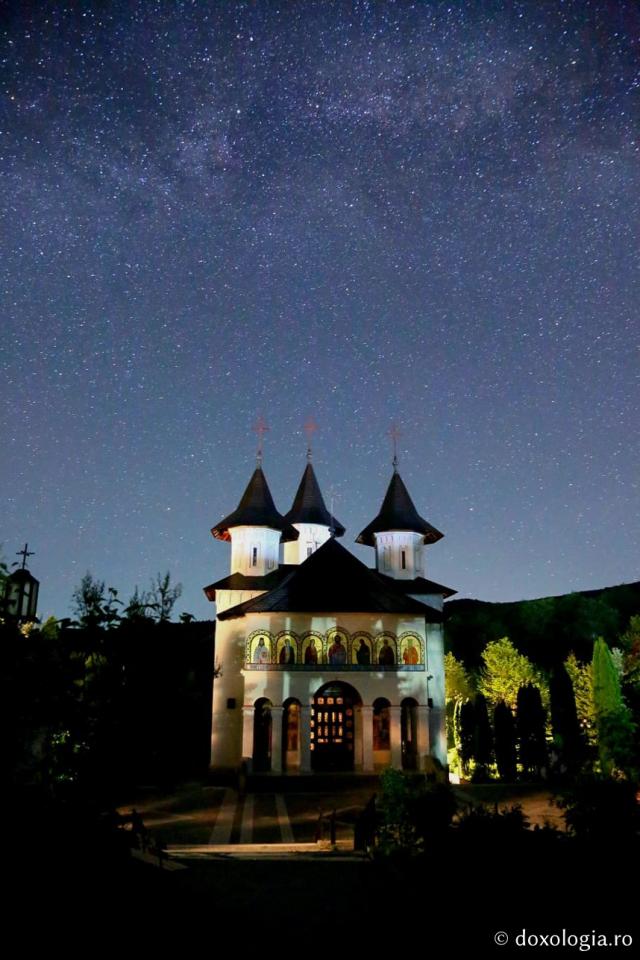 (Foto) Sfârșit de mai la Mănăstirea Sihăstria