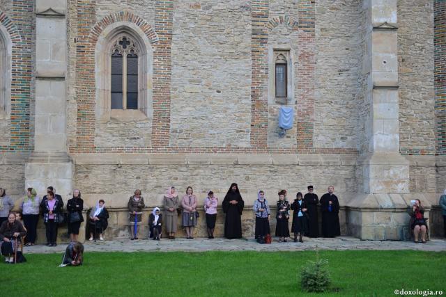(Foto) Seară de rugăciune şi priveghere la hramul Mănăstirii Neamț – 2019