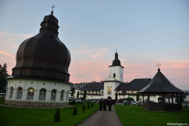 (Foto) Seară de rugăciune şi priveghere la hramul Mănăstirii Neamț – 2019