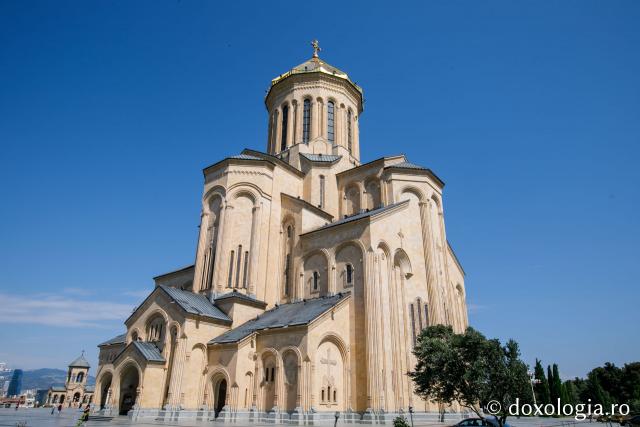 (Foto) Paşi de pelerin la Catedrala Sfânta Treime Sameba – Tbilisi, Georgia