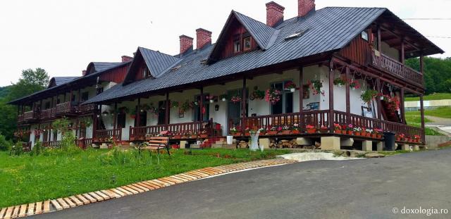 (Foto) Mănăstirea Sihăstria – zile de vară și eclipsă parțială de Lună