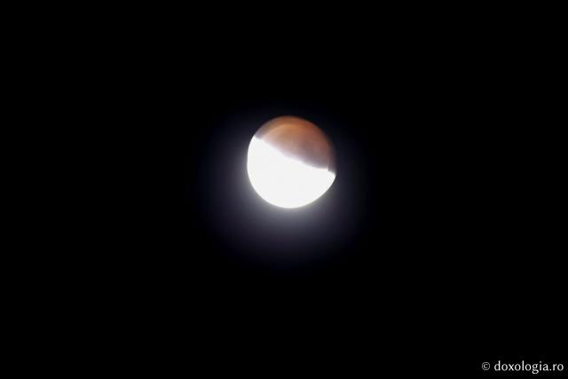(Foto) Mănăstirea Sihăstria – zile de vară și eclipsă parțială de Lună