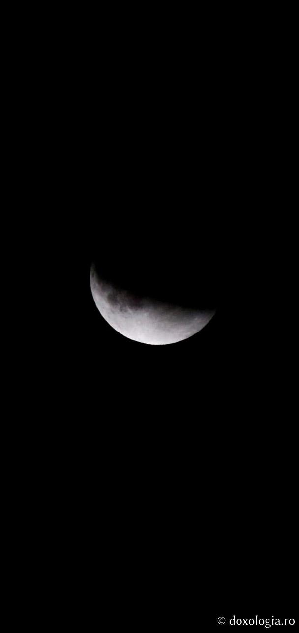 (Foto) Mănăstirea Sihăstria – zile de vară și eclipsă parțială de Lună