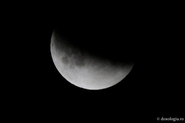 (Foto) Mănăstirea Sihăstria – zile de vară și eclipsă parțială de Lună
