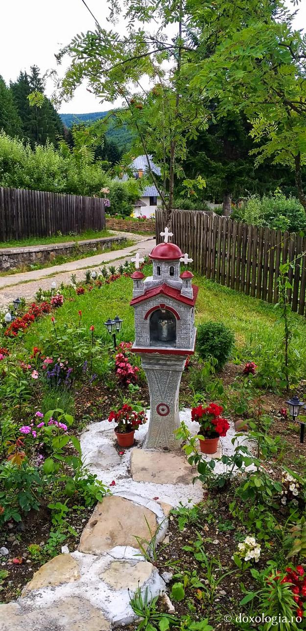 (Foto) Mănăstirea Sihăstria – zile de vară și eclipsă parțială de Lună