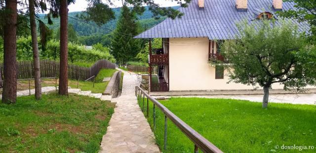 (Foto) Mănăstirea Sihăstria – zile de vară și eclipsă parțială de Lună