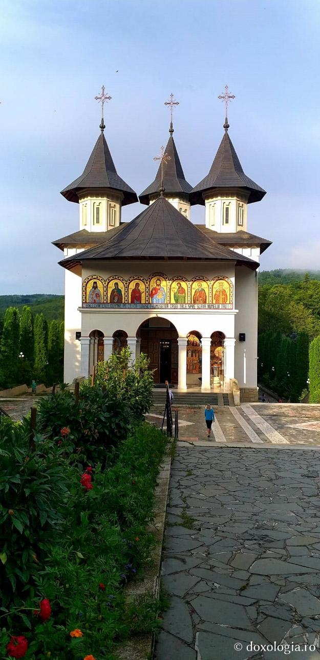(Foto) Sfârșit de iulie la Mănăstirea Sihăstria