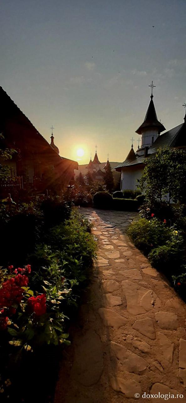 (Foto) Dimineață de iulie la Mănăstirea Sihăstria