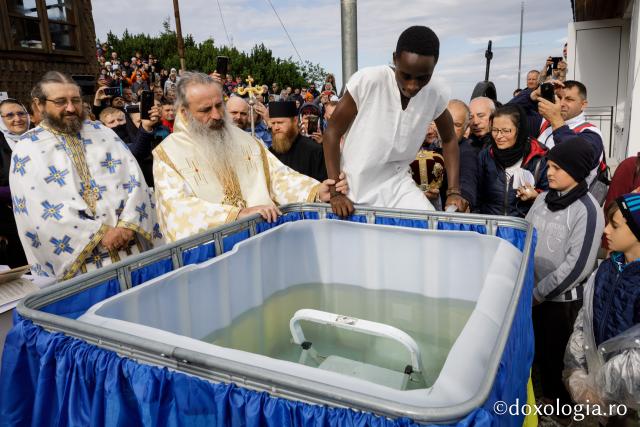 (Foto) „S-a unit cu Hristos” pe Muntele Ceahlău: rwandezul Theophile a primit Taina Botezului