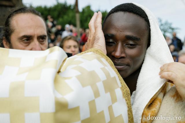 (Foto) „S-a unit cu Hristos” pe Muntele Ceahlău: rwandezul Theophile a primit Taina Botezului