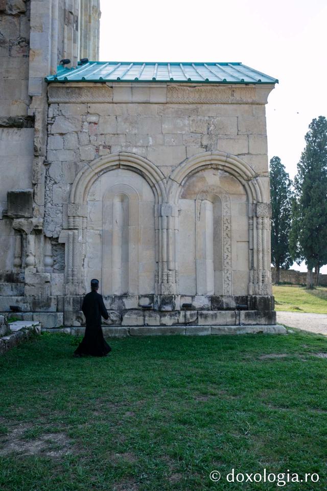 (Foto) Paşi de pelerin la Catedrala Bagrati – Kutaisi, Georgia
