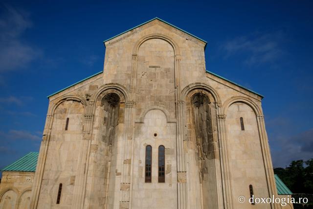 (Foto) Paşi de pelerin la Catedrala Bagrati – Kutaisi, Georgia