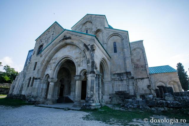 (Foto) Paşi de pelerin la Catedrala Bagrati – Kutaisi, Georgia