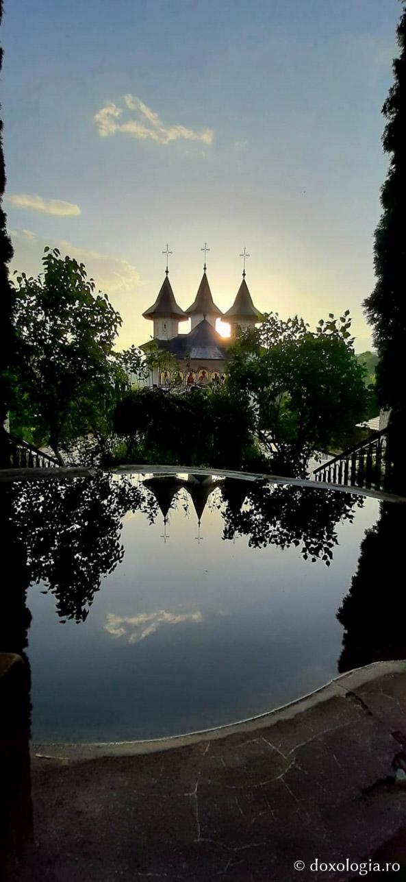 (Foto) Dimineață de august la Mănăstirea Sihăstria