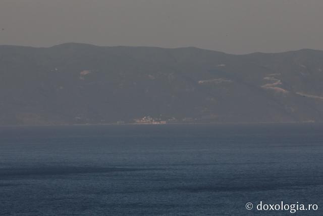 (Foto) Athosul văzut din peninsula Sithonia – Grecia