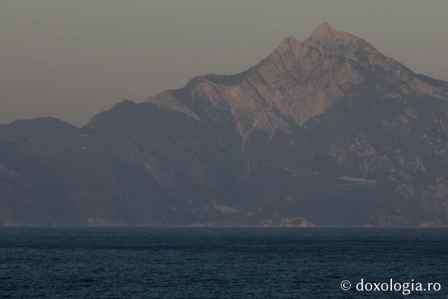 (Foto) Athosul văzut din peninsula Sithonia – Grecia