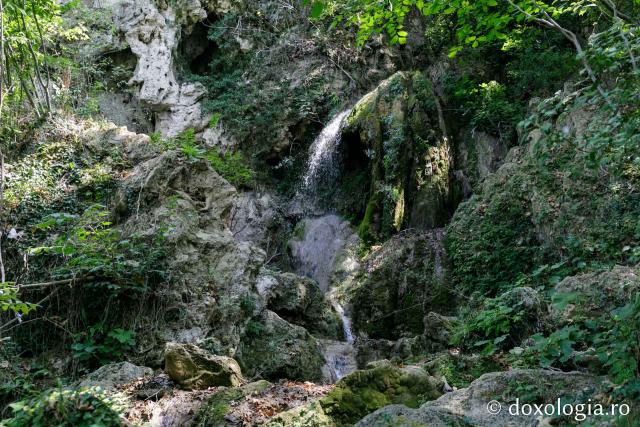 (Foto) Paşi de pelerin la Peștera Sfântului Grigorie Palama – Pieria, Grecia