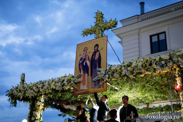 (Foto) Împodobirea baldachinului Sfintei Cuvioase Parascheva, 2019