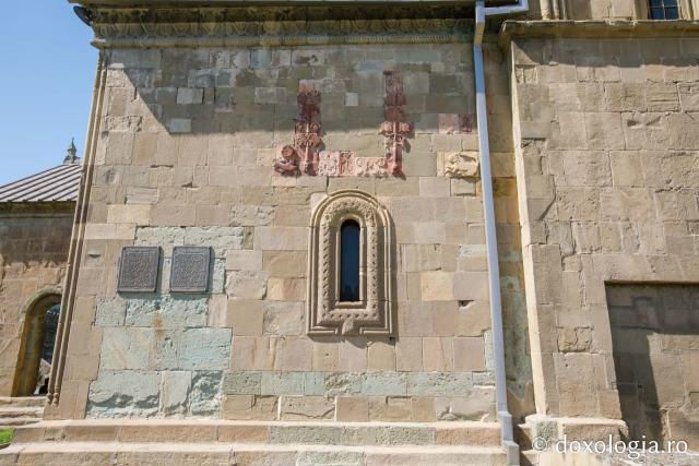 (Foto) Paşi de pelerin la Catedrala Setitskhoveli – Georgia