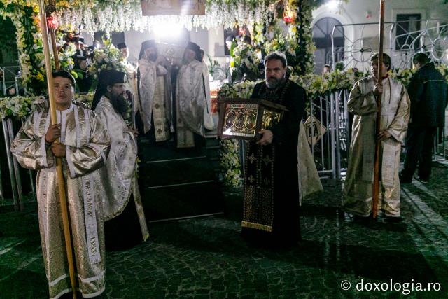 (Foto) Moaștele Sfintei Parascheva au fost așezate în Catedrala Mitropolitană din Iași – 2019