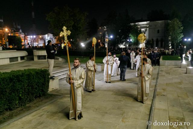 (Foto) Moaștele Sfintei Parascheva au fost așezate în Catedrala Mitropolitană din Iași – 2019