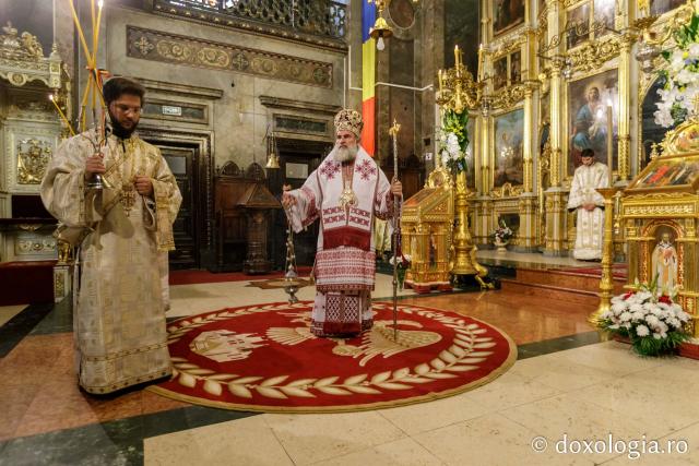 (Foto) Sfânta Liturghie arhierească săvârșită de IPS Ioachim, Arhiepiscopul Romanului și Bacăului – 2019