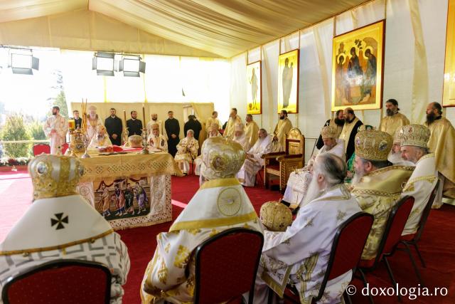 (Foto) Iașul, în veșmânt de sărbătoare – Sfânta Liturghie a Hramului Cuvioasei Parascheva