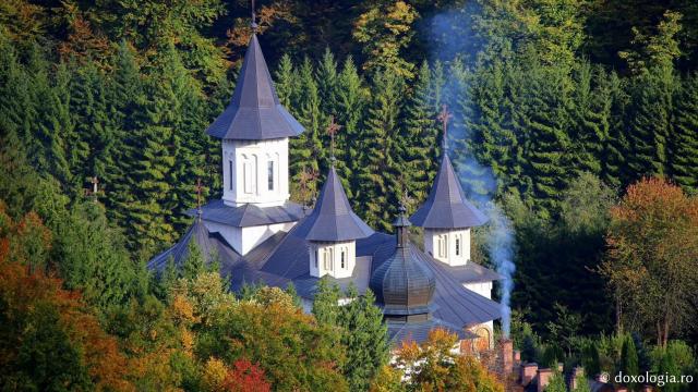 (Foto) Peisaj de toamnă la Mănăstirea Sihăstria