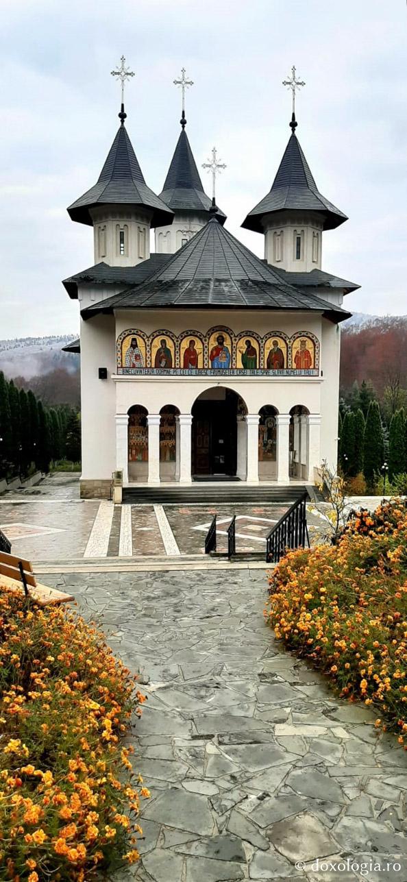 (Foto) Sfârșit friguros de octombrie la Mănăstirea Sihăstria