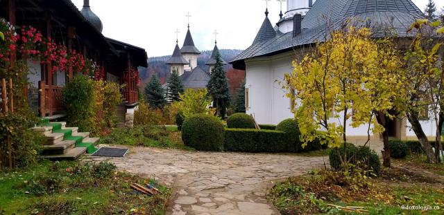 (Foto) Sfârșit friguros de octombrie la Mănăstirea Sihăstria
