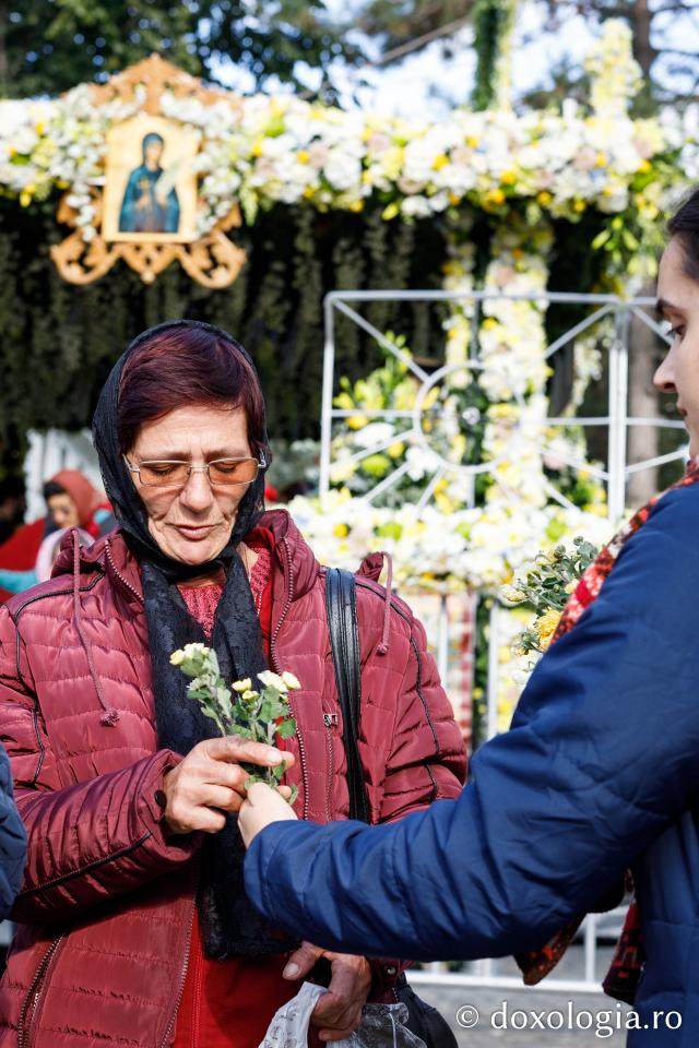 (Foto) Pași de închinători spre moaștele Sfintei Cuvioase Parascheva