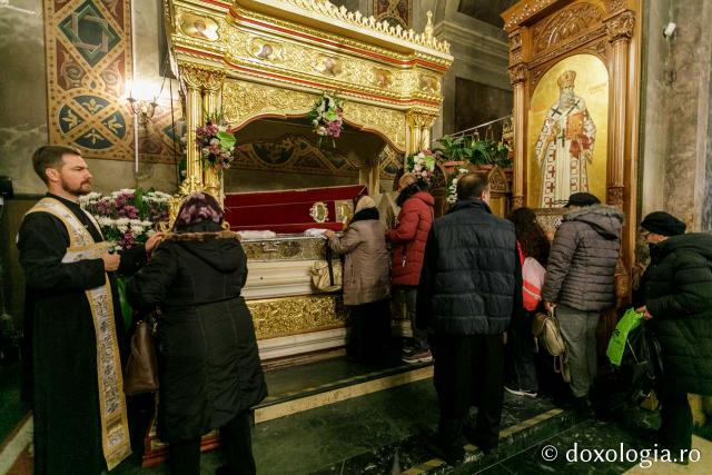 (Foto) Procesiunea scoaterii spre închinare a moaștelor Sfintei Cuvioase Parascheva – 2019