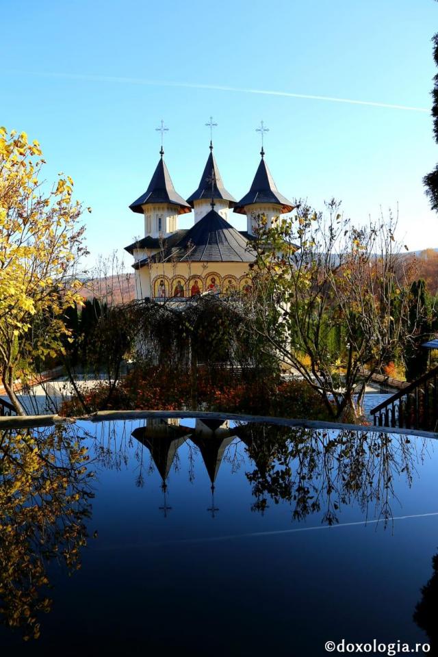 (Foto) Peisaj de toamnă la Mănăstirea Sihăstria