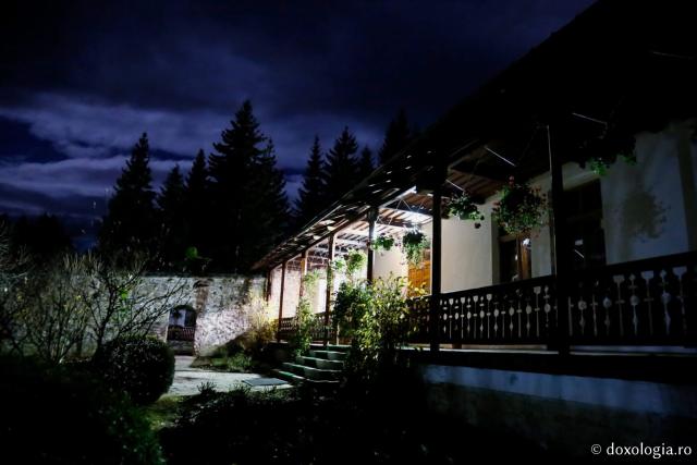 (Foto) Noapte liniștită de toamnă la Mănăstirea Sihăstria