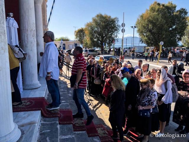 (Foto) Procesiune cu moaștele Sfântului Ierarh Nectarie în Insula Eghina – 9 noiembrie 2019