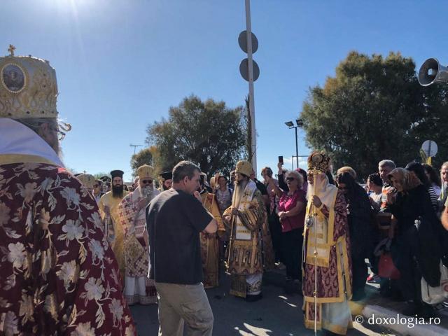 (Foto) Procesiune cu moaștele Sfântului Ierarh Nectarie în Insula Eghina – 9 noiembrie 2019