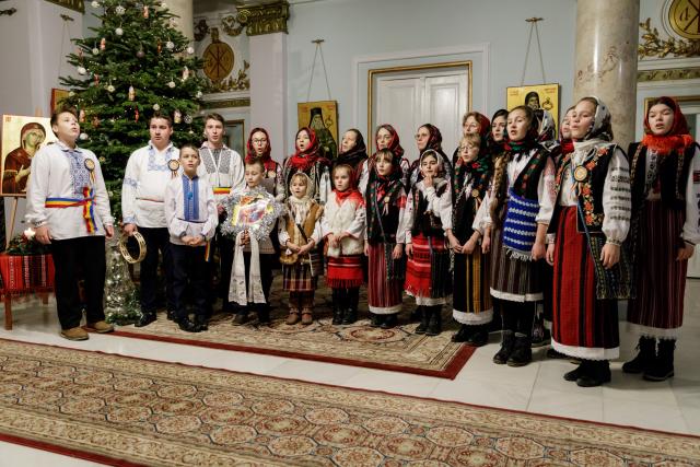 Corul „Nectarios” din Parohia „Sf. Vasile” Hârlău – Colindători la Reședința Mitropolitană 2019