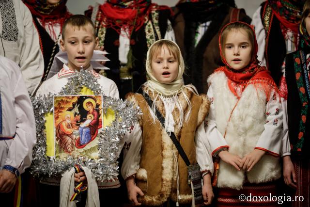 Corul „Nectarios” din Parohia „Sf. Vasile” Hârlău – Colindători la Reședința Mitropolitană 2019