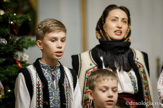 Corala diaconițelor și protopsalților Catedralei Mitropolitane Iași – Colindători la Reședința Mitropolitană 2019 Corala diaconițelor și protopsalților Catedralei Mitropolitane Iași – Colindători la Reședința Mitropolitană 2019