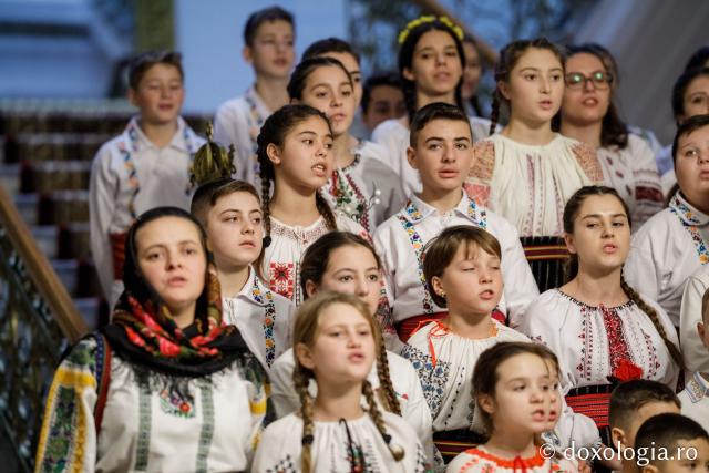 Ansamblul folcloric „Hurgheșul” al Parohiei Feredeni – Colindători la Reședința Mitropolitană 2019