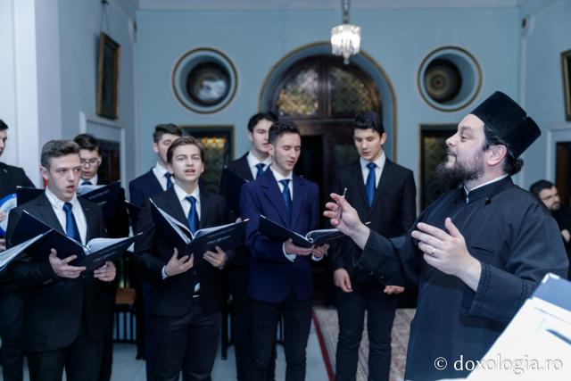 Corul „Basileus” al Seminarului Teologic Liceal Ortodox din Iași – Colindători la Reședința Mitropolitană 2019