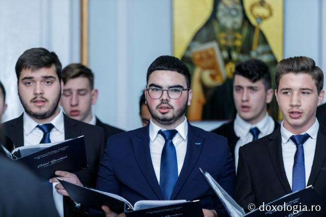 Corul „Basileus” al Seminarului Teologic Liceal Ortodox din Iași – Colindători la Reședința Mitropolitană 2019