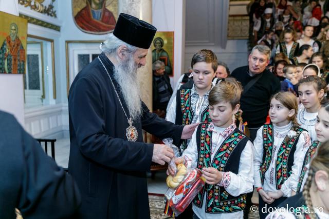 Parohia Cozmești – Colindători la Reședința Mitropolitană 2019